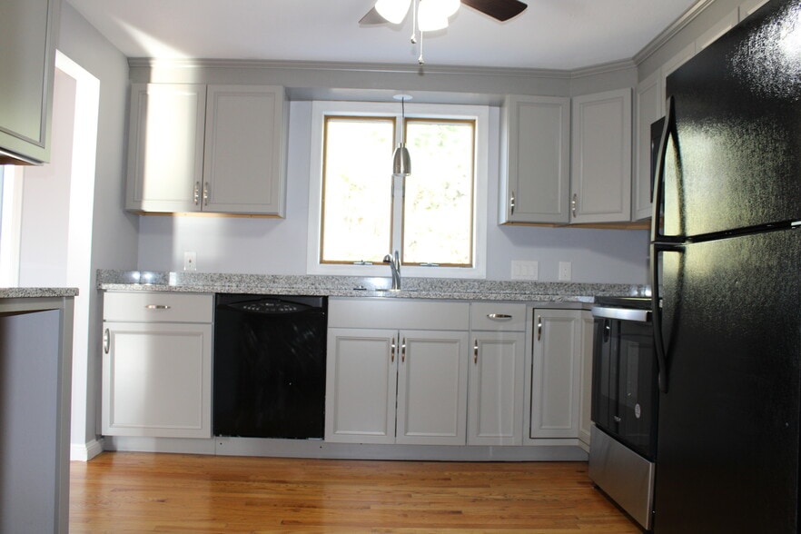 Building Photo - 2 Clark St