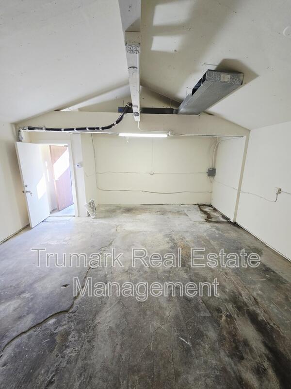 Building Photo - 1020 S Gerhart Ave