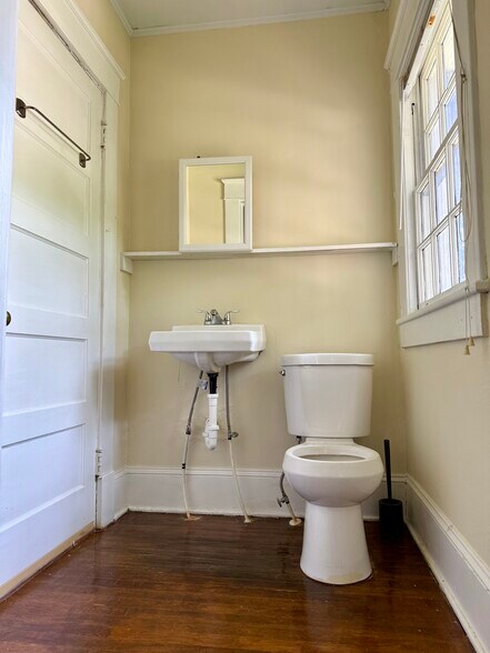 1/2 Bathroom - 809 Rankin Pl