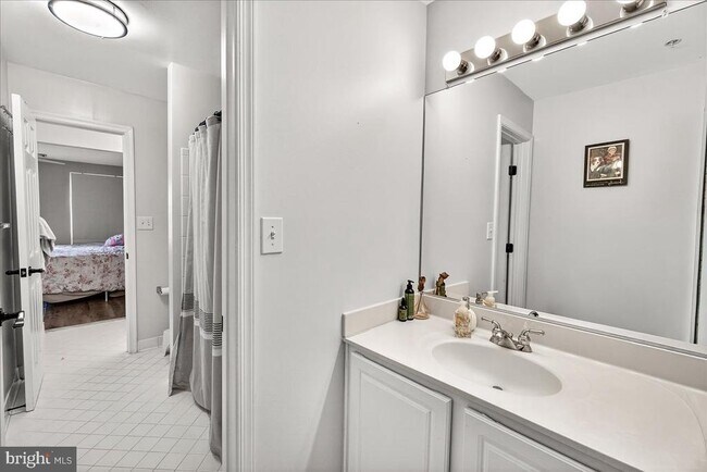 Building Photo - 910 Featherstone St