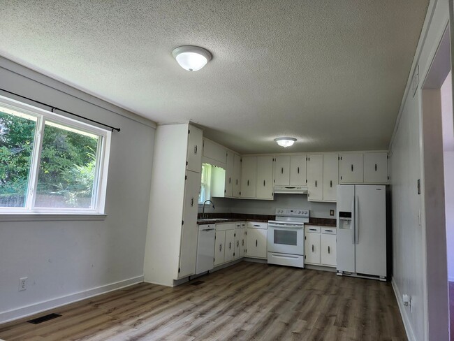 Building Photo - 3 Bedroom 2 bath home in North Hixson TN