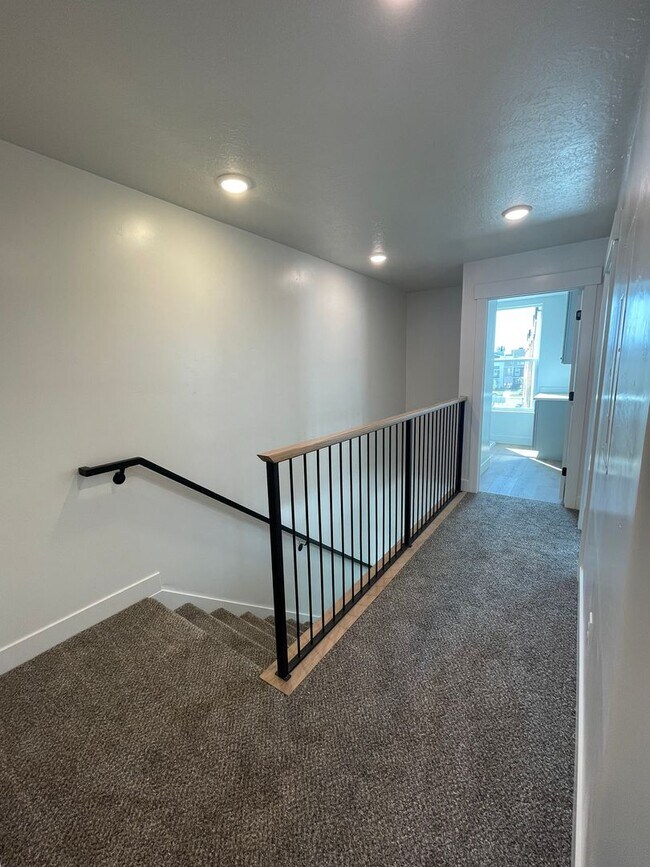 Building Photo - Freshly Updated Townhome with Walk-In Clos...