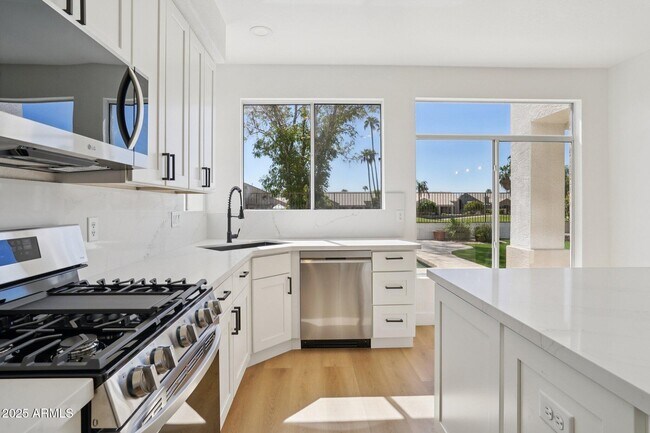 Building Photo - 5953 W Aurora Dr