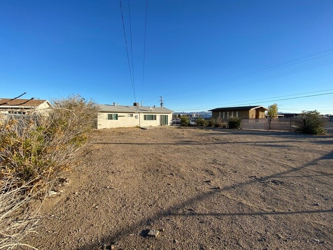 Building Photo - 3 BEDROOM 2 BATH HOUSE LOCATED CLOSE TO SC...