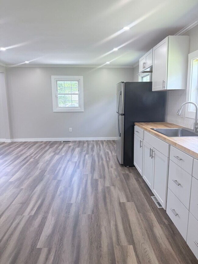 Building Photo - 2 bedroom, 1 bath, large back yard