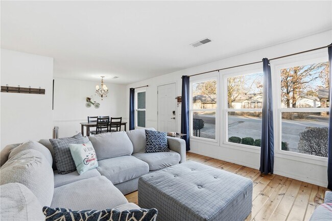 Building Photo - 10 Dogwood Dr