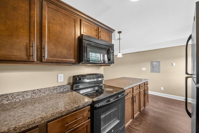 Building Photo - Pet Friendly Two Bedroom!