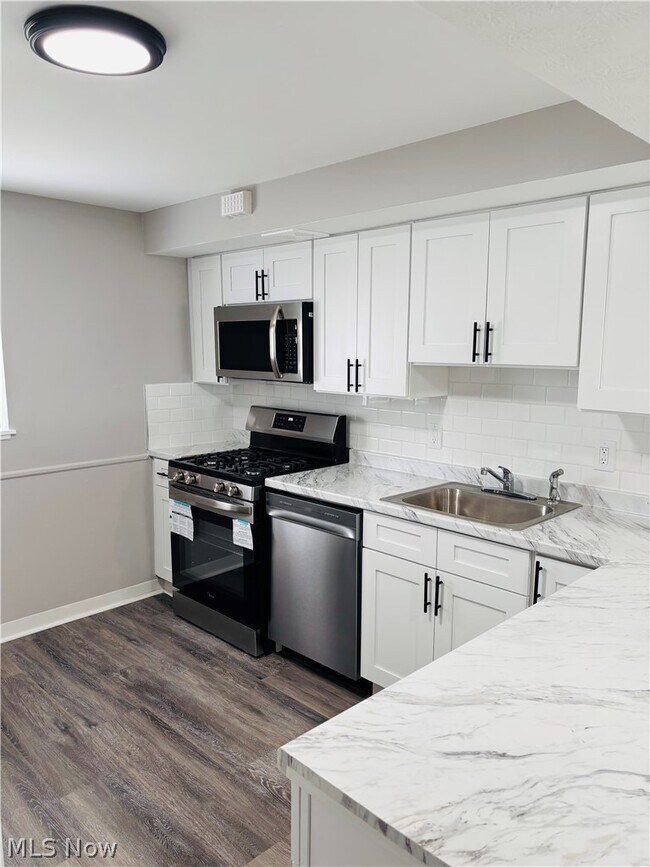 Building Photo - 21045 Southbend Cir