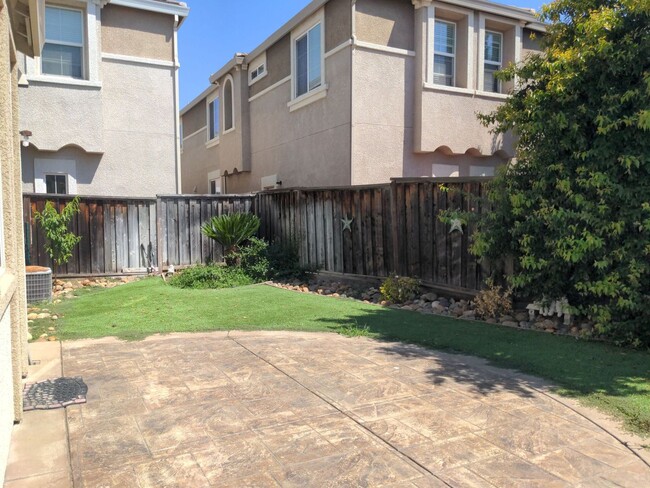 Building Photo - Low maintenance home in Green Valley!