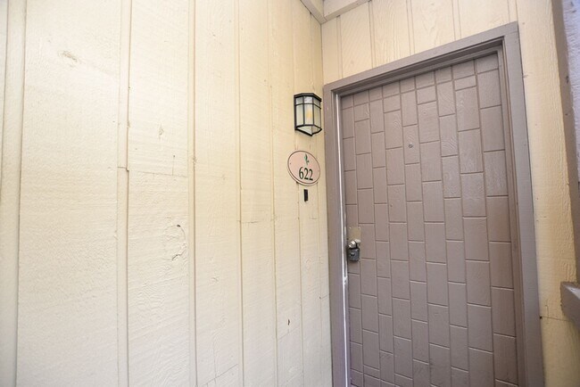 Building Photo - 622 Olde Camelot Cir