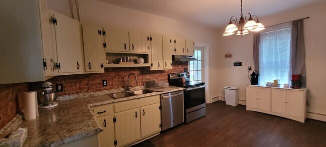Building Photo - 4 Bedroom 1 bathroom home located in Leola PA