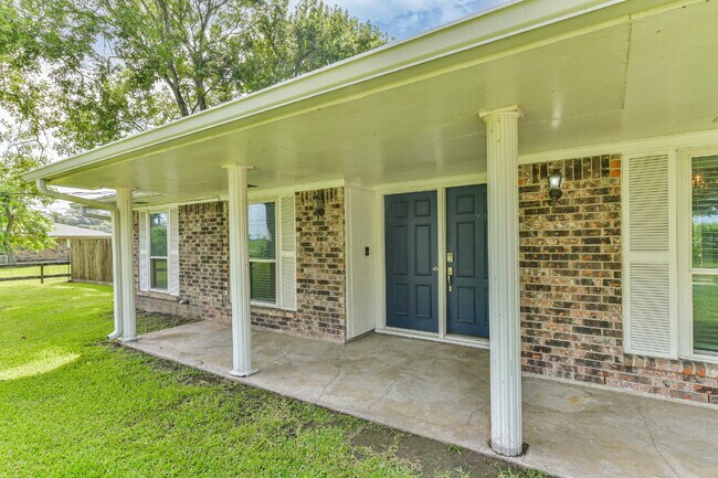 Building Photo - Rare Horse-Ready Property in Manvel