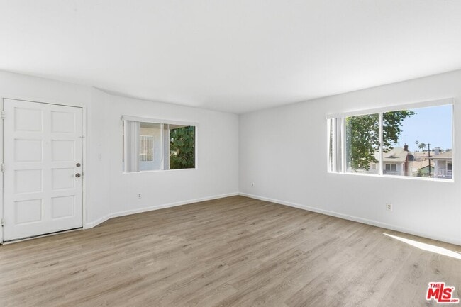 Building Photo - 1002 N Edgemont St