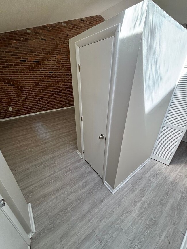 Building Photo - 2 Bedrooms / 1.5 Bathrooms ~ Crossroads Area ~