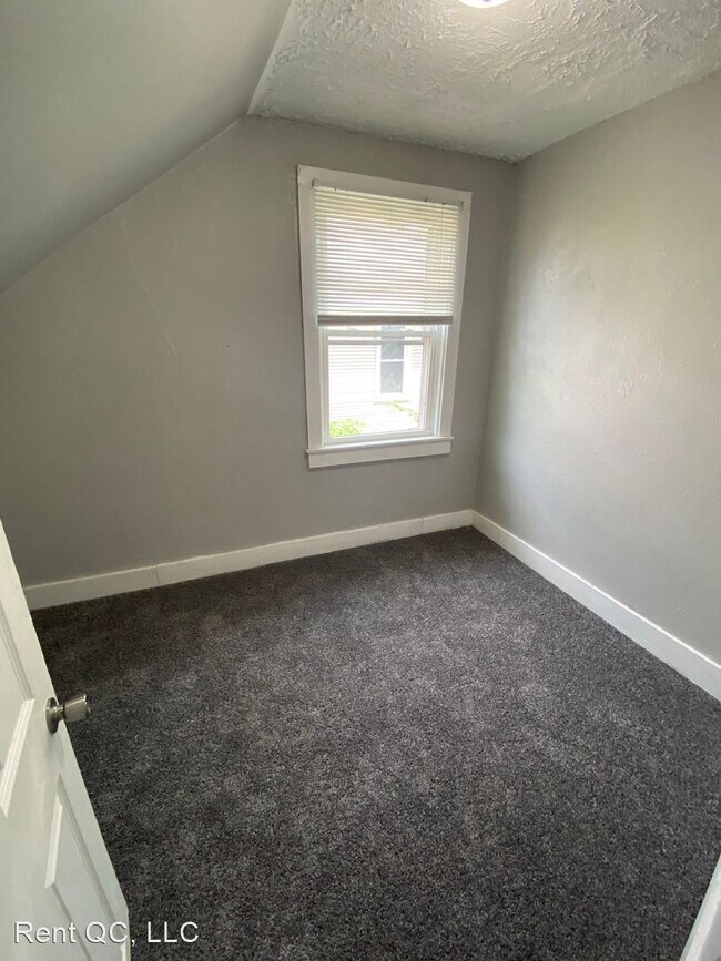Building Photo - 5 br, 1.5 bath House - 207 E Locust Street