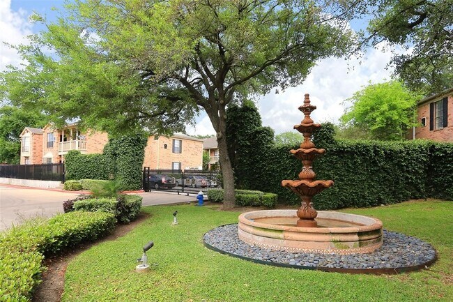 Building Photo - 2255 Braeswood Park Dr