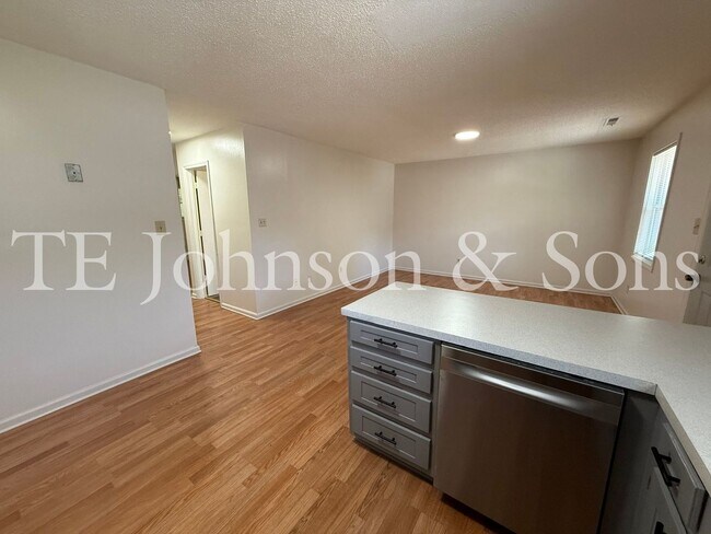 Building Photo - 1506 Oakshire-Water Included