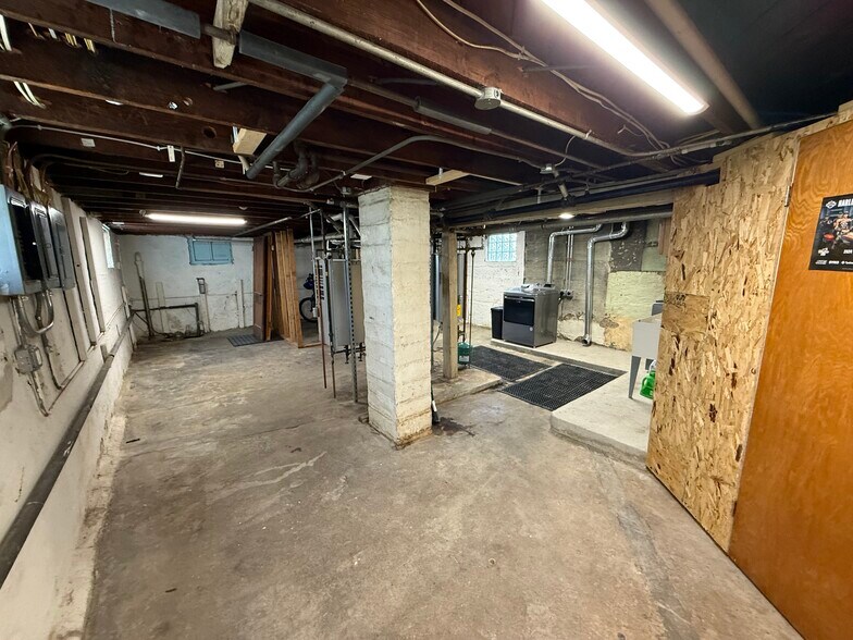 Building Photo - 1214 S 76th St