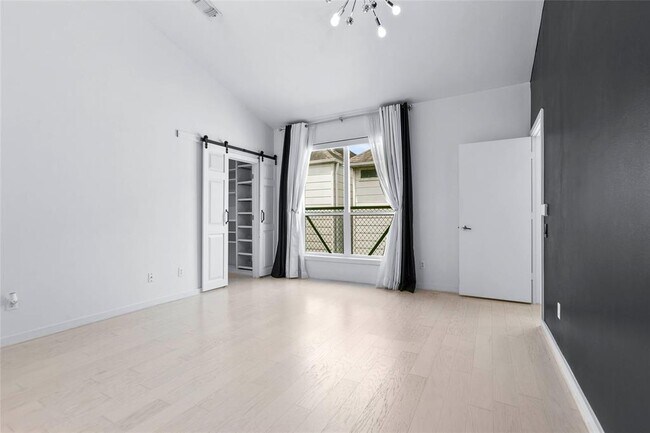 Building Photo - 803 Detering St