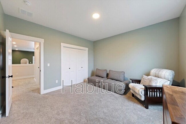 Building Photo - 917 E Bissett St