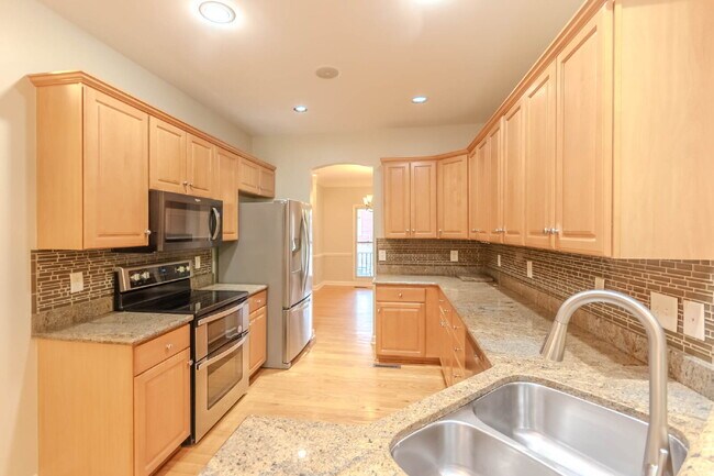 Building Photo - 5 Bedroom Home in Hermitage! Backs Up To T...