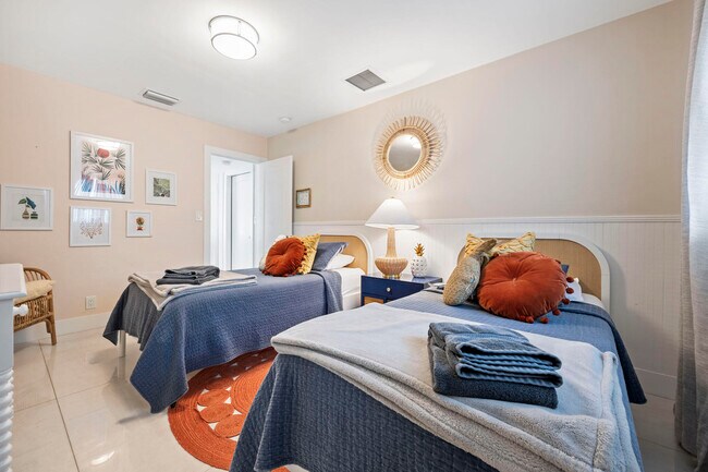 Building Photo - 2112 NE 32nd Ave