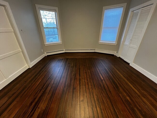 Building Photo - 158 Holland St