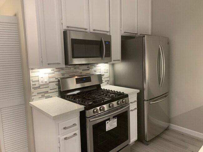 Building Photo - 15153 Burbank Blvd