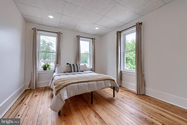 Building Photo - 136 E Harrisburg Ave