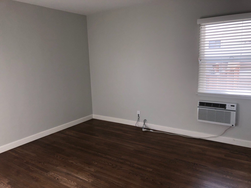 Room 2 - 4439 Lakeside Dr