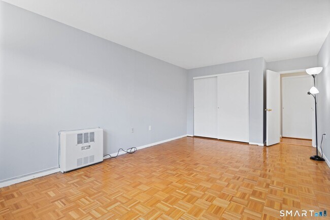 Building Photo - 891 Farmington Ave