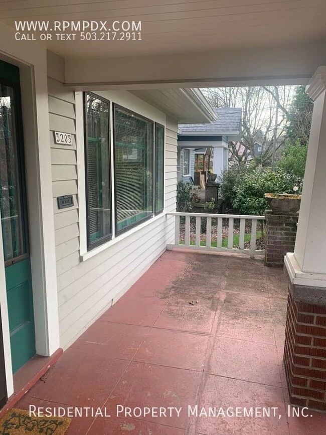 Building Photo - 1928 Laurelhurst Bungalow on Corner Lot