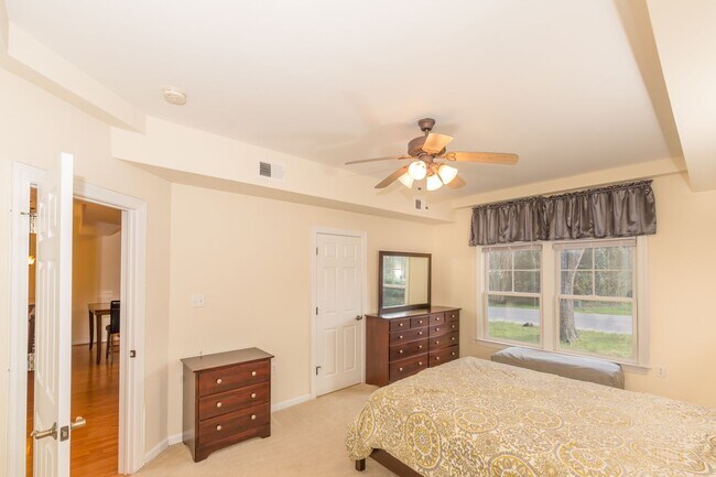 Building Photo - Updated Condo in Norfolk