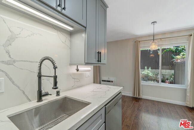 Building Photo - 320 S Ardmore Ave