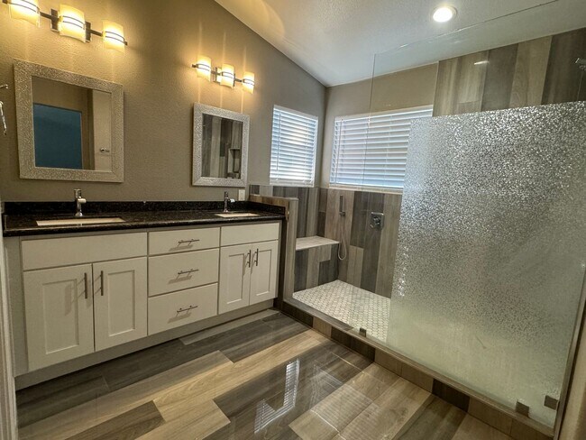 Building Photo - Summerlin North Community / Updated home 3...