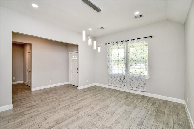 Building Photo - 1507 5th St