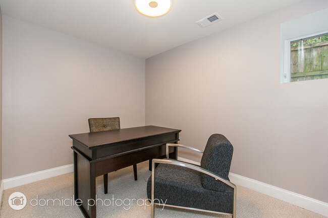 Building Photo - 806 S Oakley Blvd