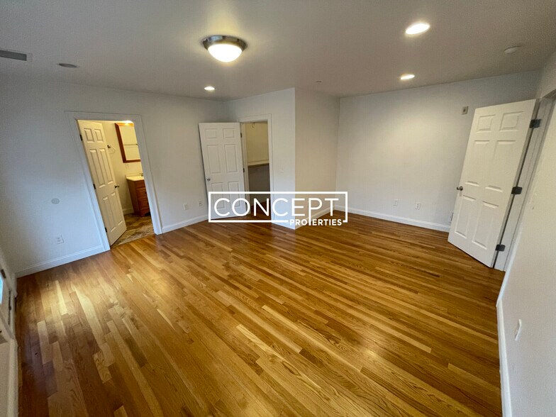 Building Photo - 53 Circuit St