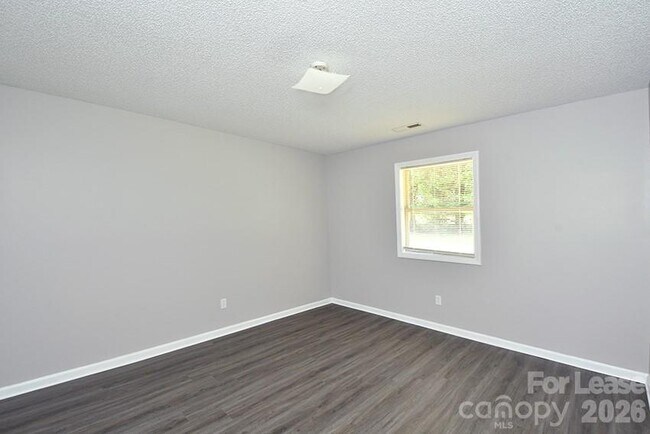 Building Photo - 152 Glen-Gar Dr