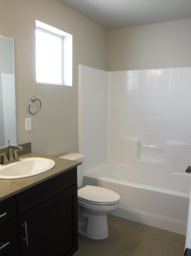 Building Photo - Beautiful and spacious 4 bed 2.5 bath home in Sovi Sub just off Eagle and Victory