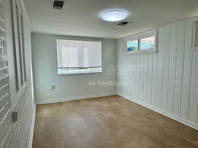 Building Photo - 2927 Brevard Ave