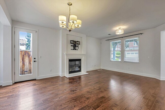 Building Photo - 928 Valencia Ave