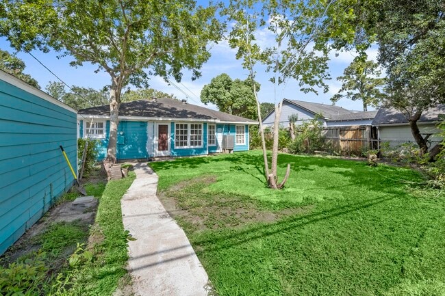 Building Photo - 6438 Pinehurst Dr