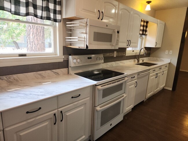 Building Photo - Updated 2 bed + bonus room / 2 bath home