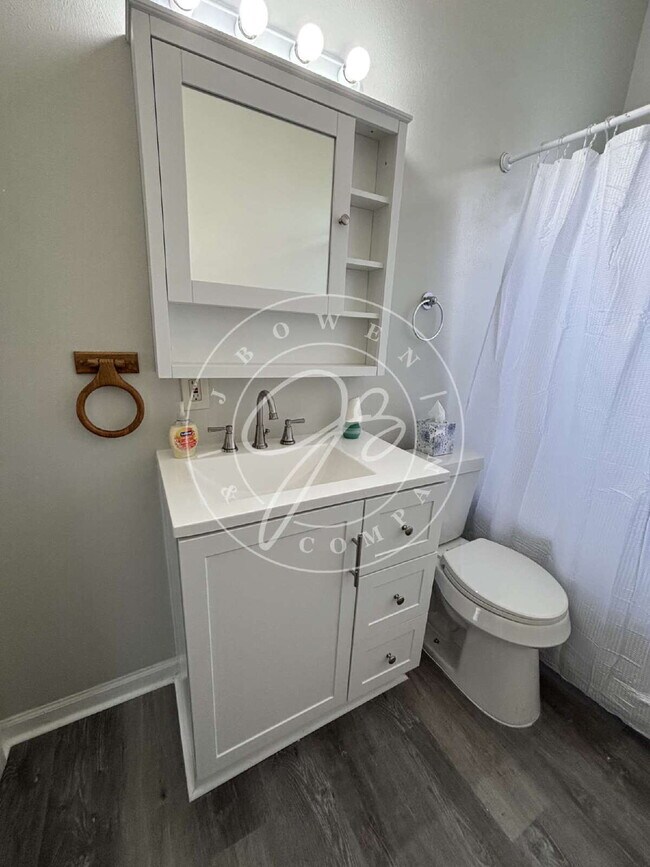 Building Photo - 1/2 off deposit with approved application! Bright & Updated 2-Bedroom Upper | Private Entry | Wat...