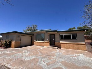 Building Photo - Beautiful 3 bedroom 2 bath.
