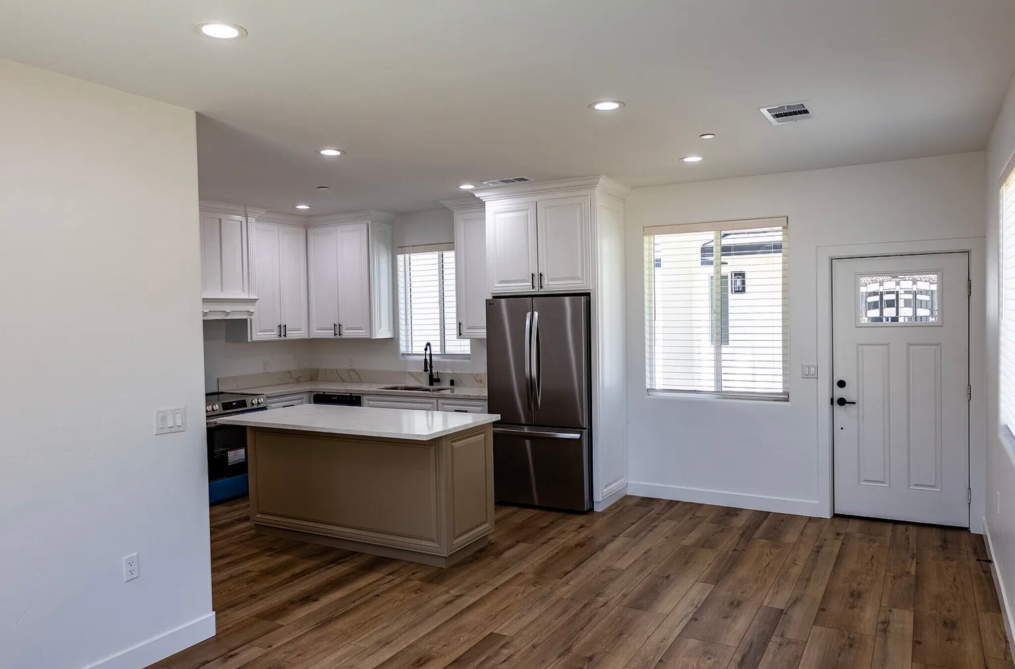 Building Photo - 590 N Lincoln Ave