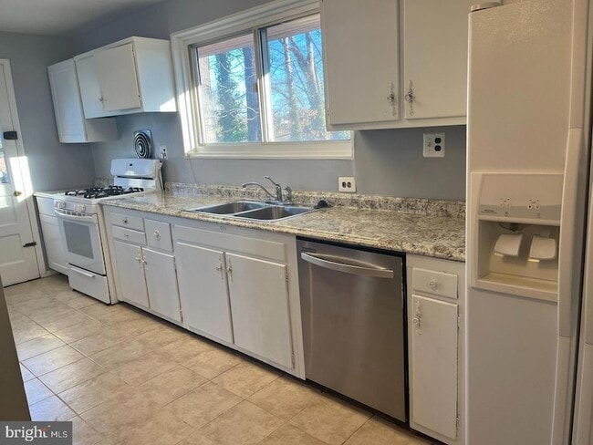 Building Photo - 6323 Fenton Ct