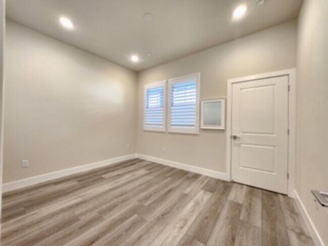 Building Photo - Upscale 2/2 Apartment in The Cannery!