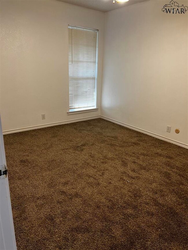 Building Photo - 902 Sugarbush Ln